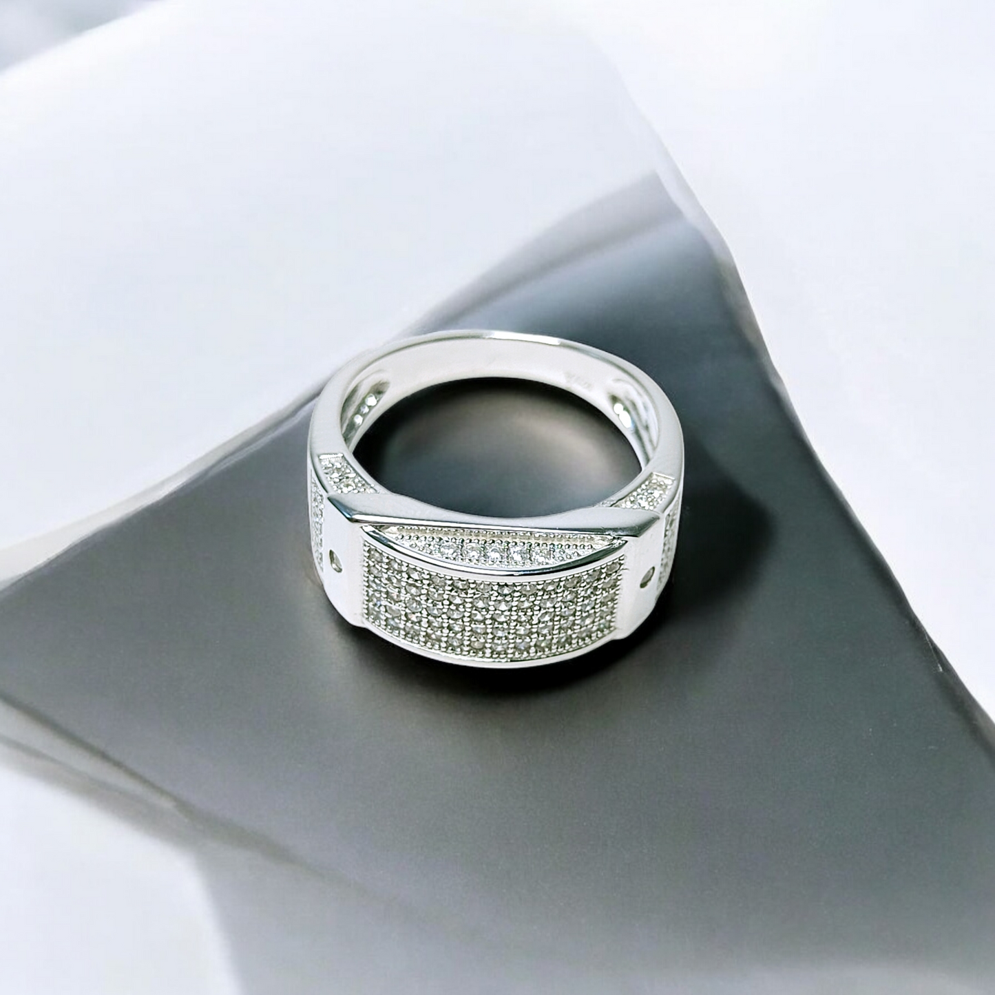 Soas in round Silver Ring