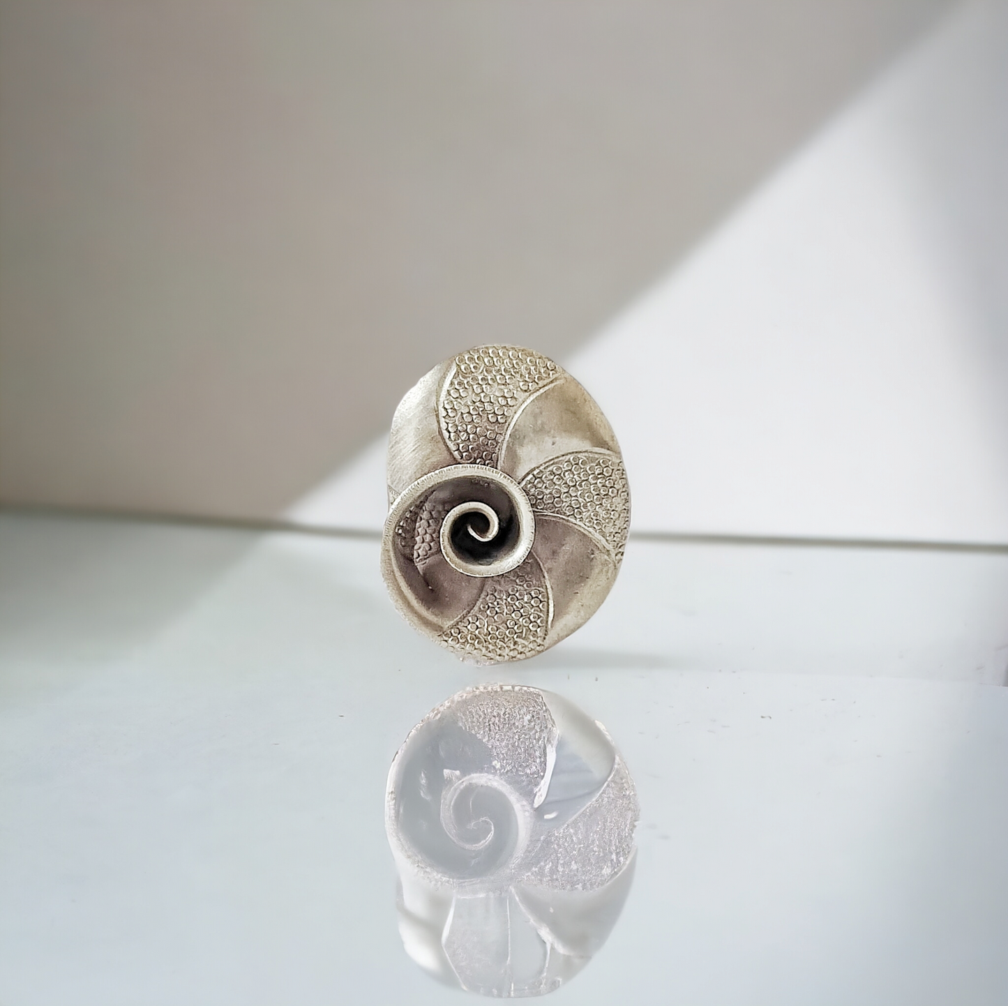 SPIRAL DOTTED FLOWER RING