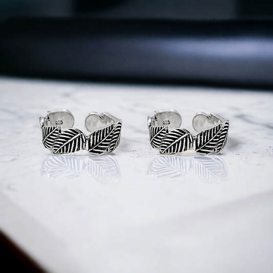Overlapping Leaf Toe Ring