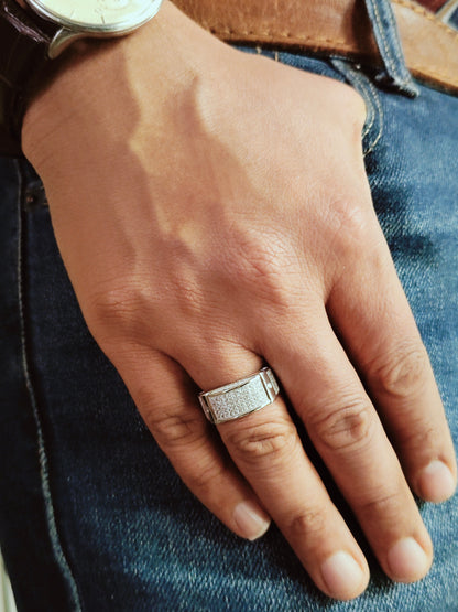 Soas in round Silver Ring