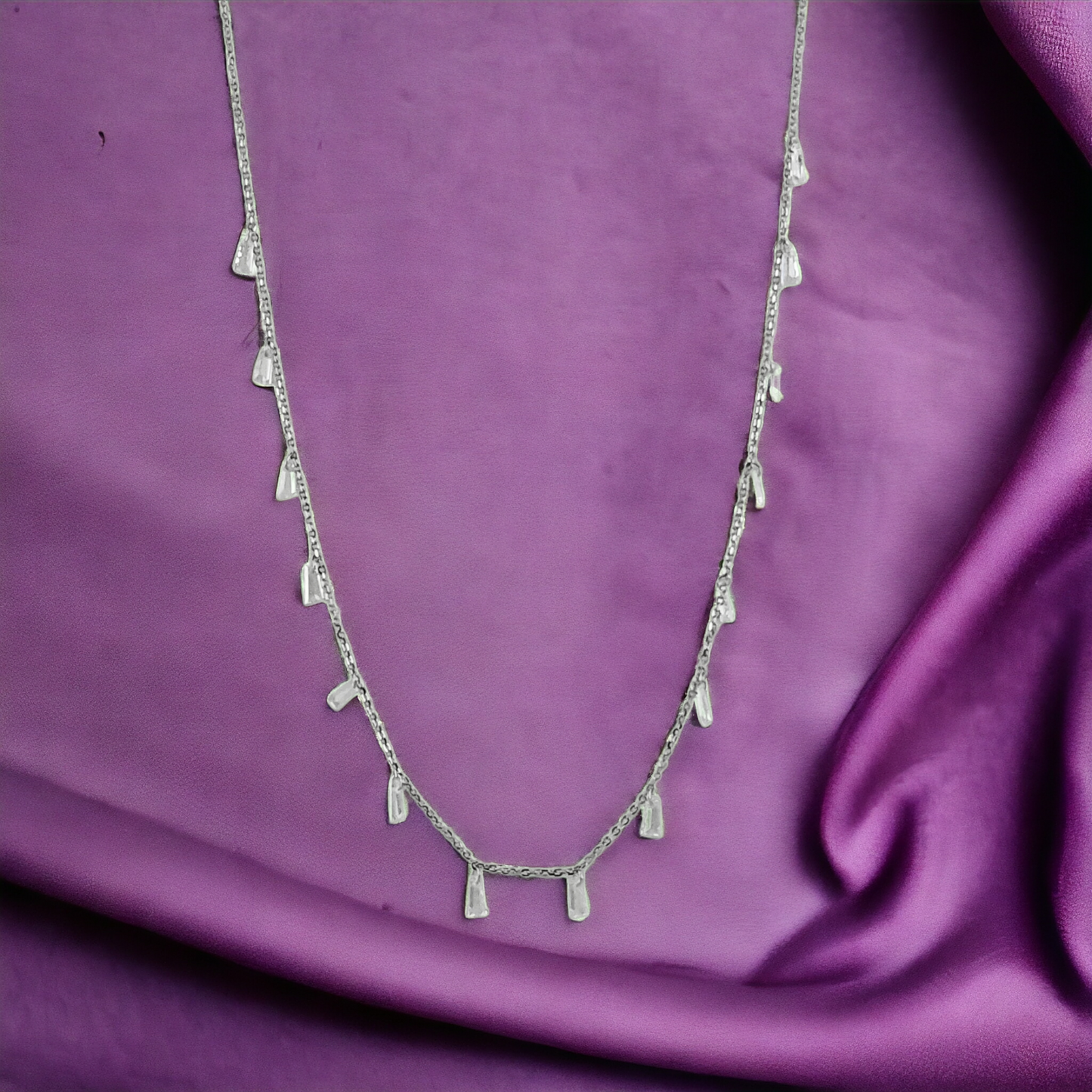 Queen White Taper Chain