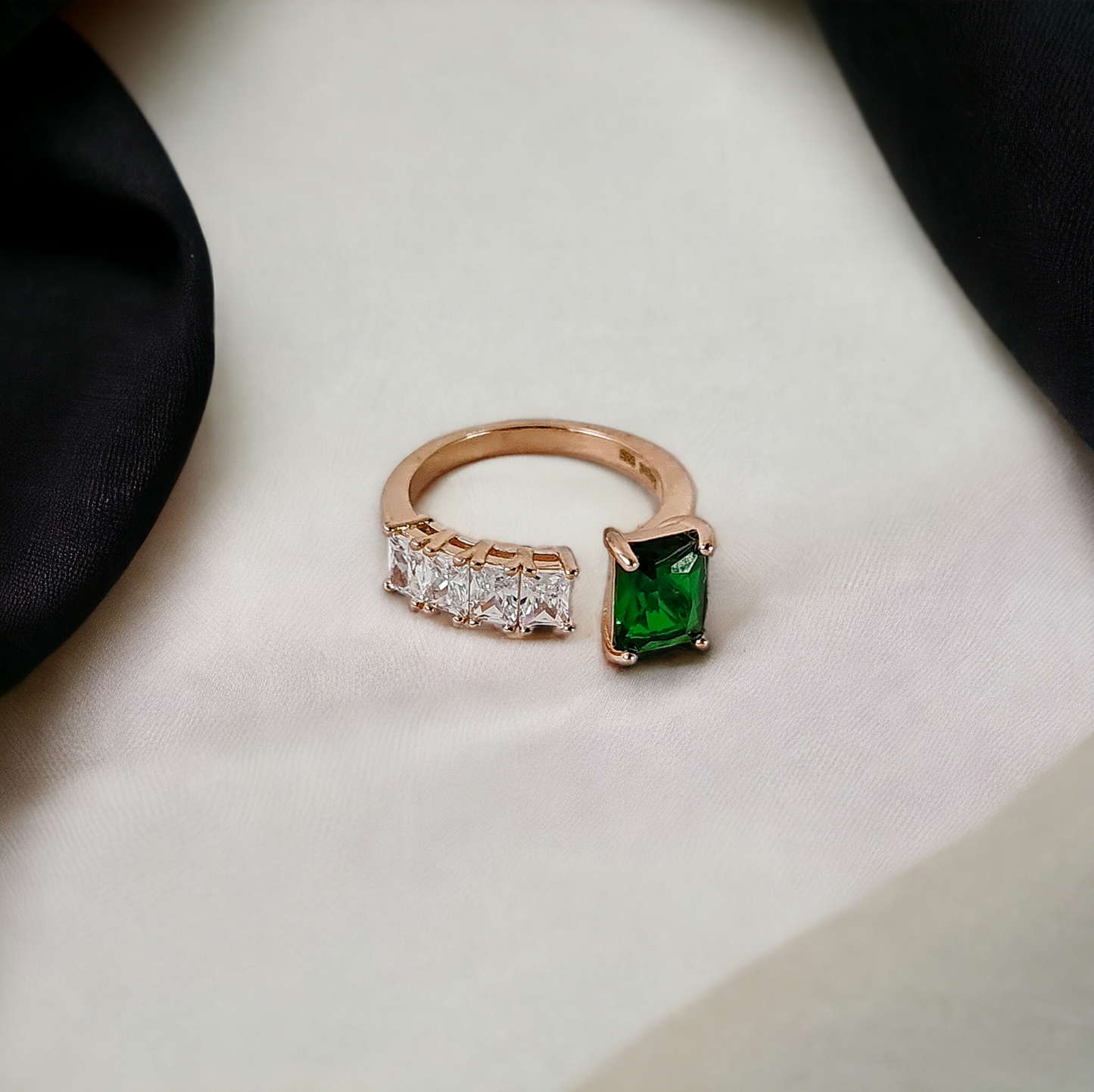 EMERALD BAGUETTE RING