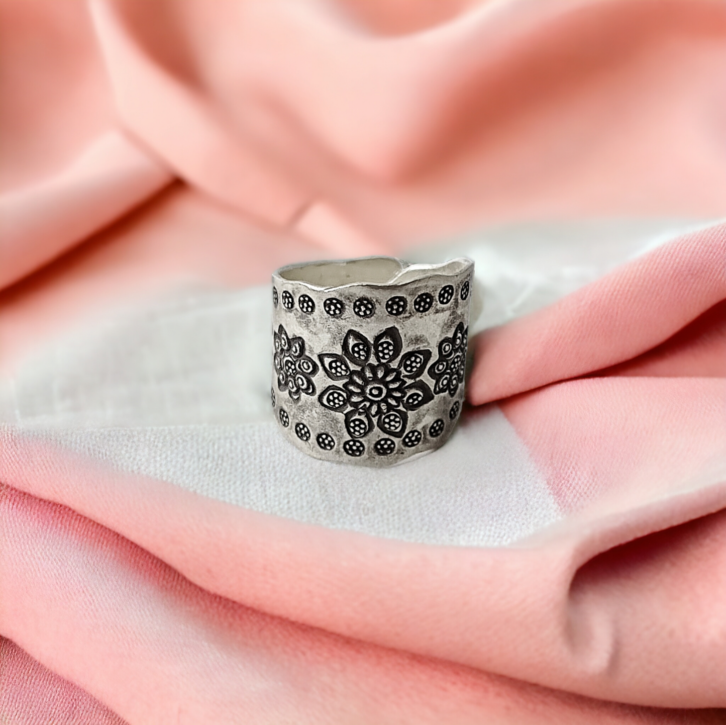 HANDCRAFTED TRIFLOWER RING