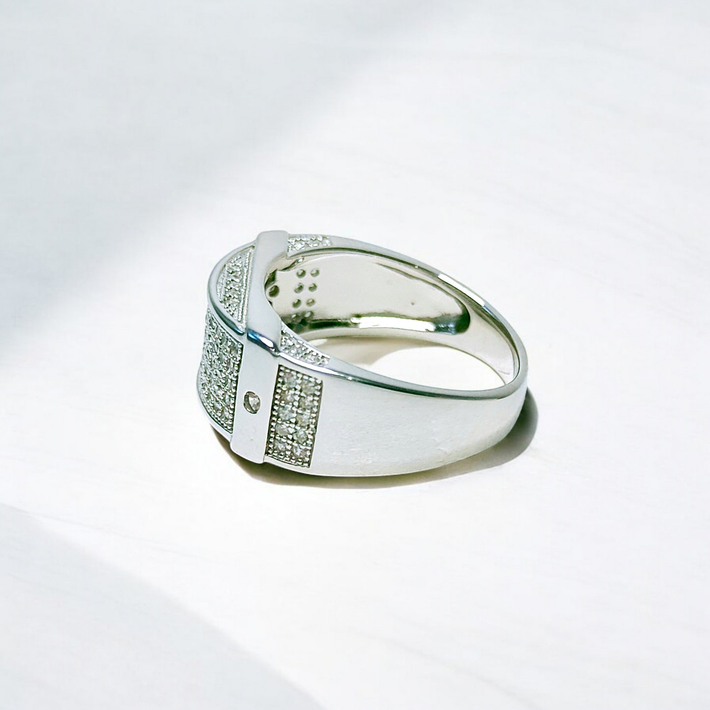 Soas in round Silver Ring